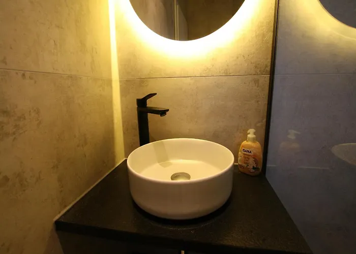 度假居 Home, 吕本